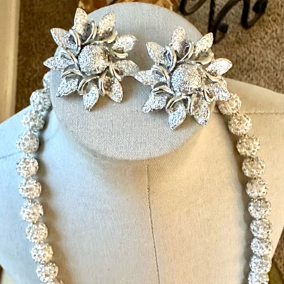 Rhinestone necklace & Vintage Flower Clip Earrings - Picture 10 of 17